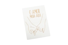 PLACA "O AMOR MORA AQUI" 16X22X0.8CM MDF BRANCO